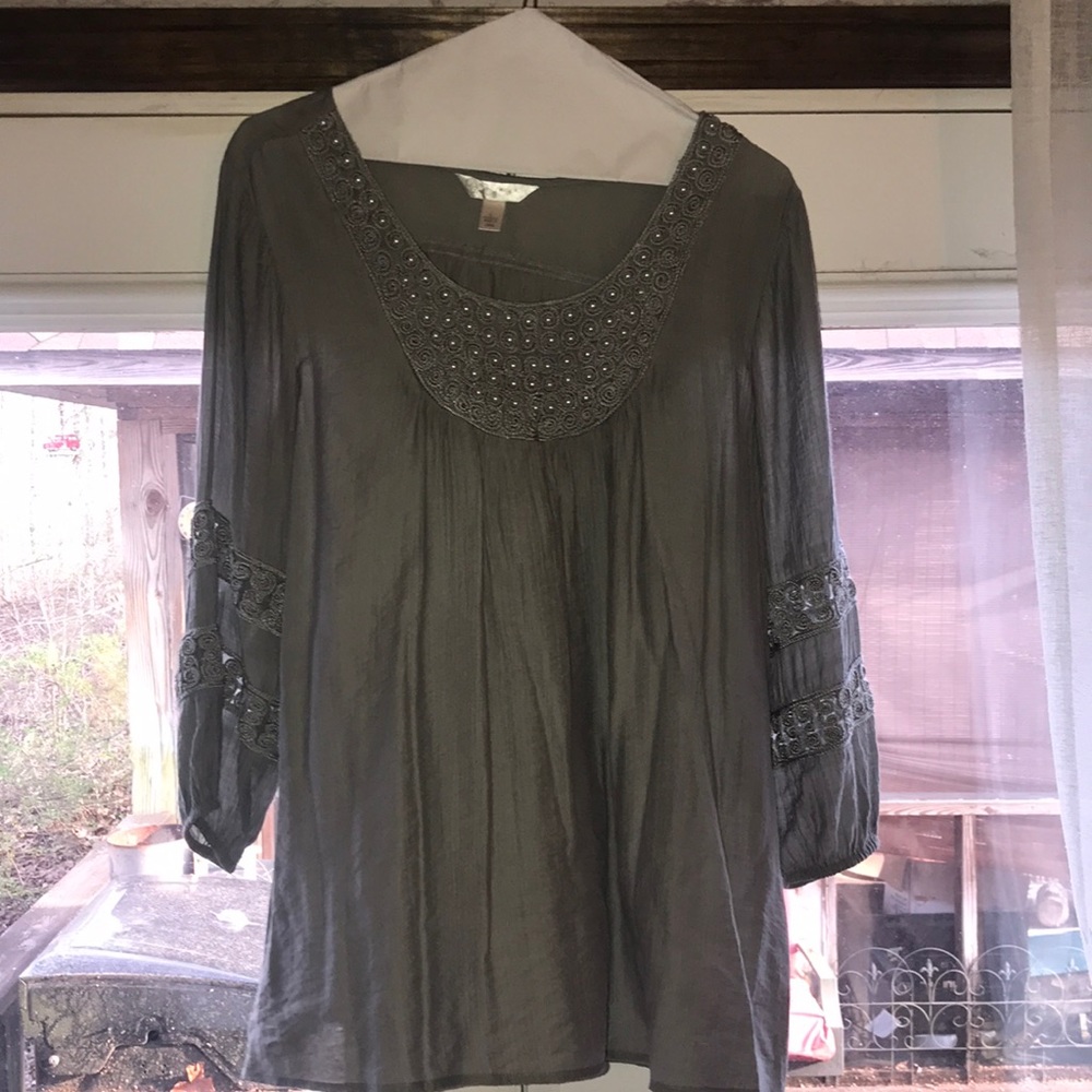 Size L pearl beaded neck boutique top